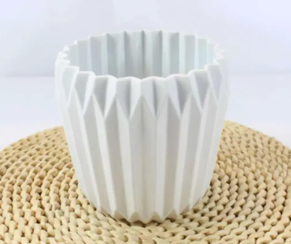 Цэцгийн сав олон үет гадаргуутай цагаан